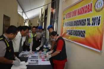 KAPOLRES BONDOWOSO GELAR TES URINE DAN HIV KEPADA RATUSAN ANGGOTA.   